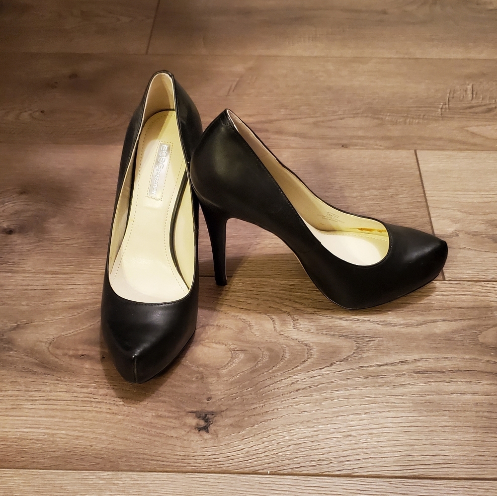 NWOT Black BCBG pumps